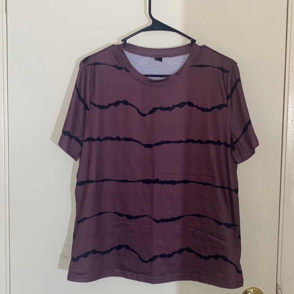 Maroon lose fitted t shirt with black lines